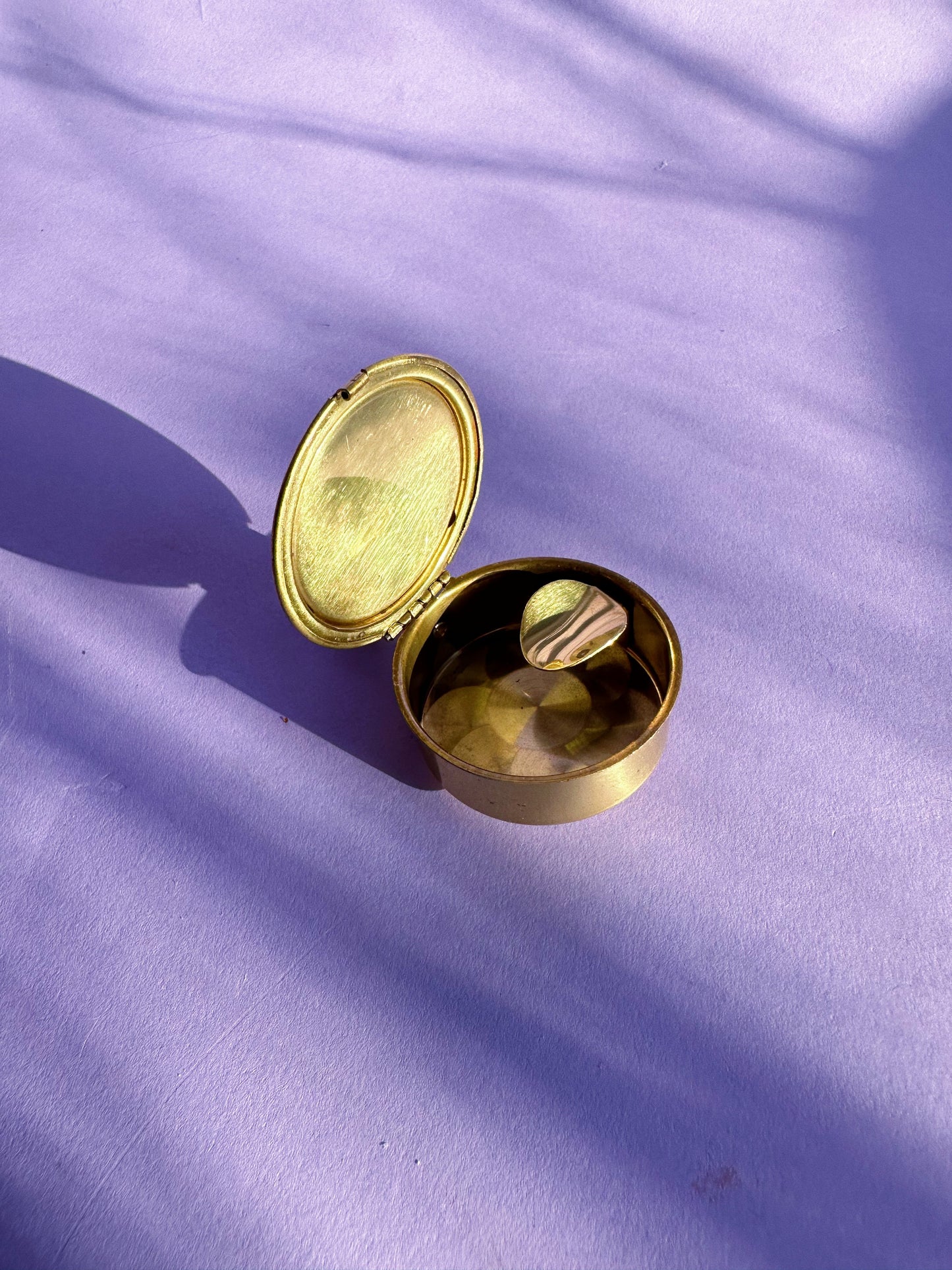 Vintage Personal Hand Held Ashtray Floral Pattern Motif Spring Lock Gold Tone