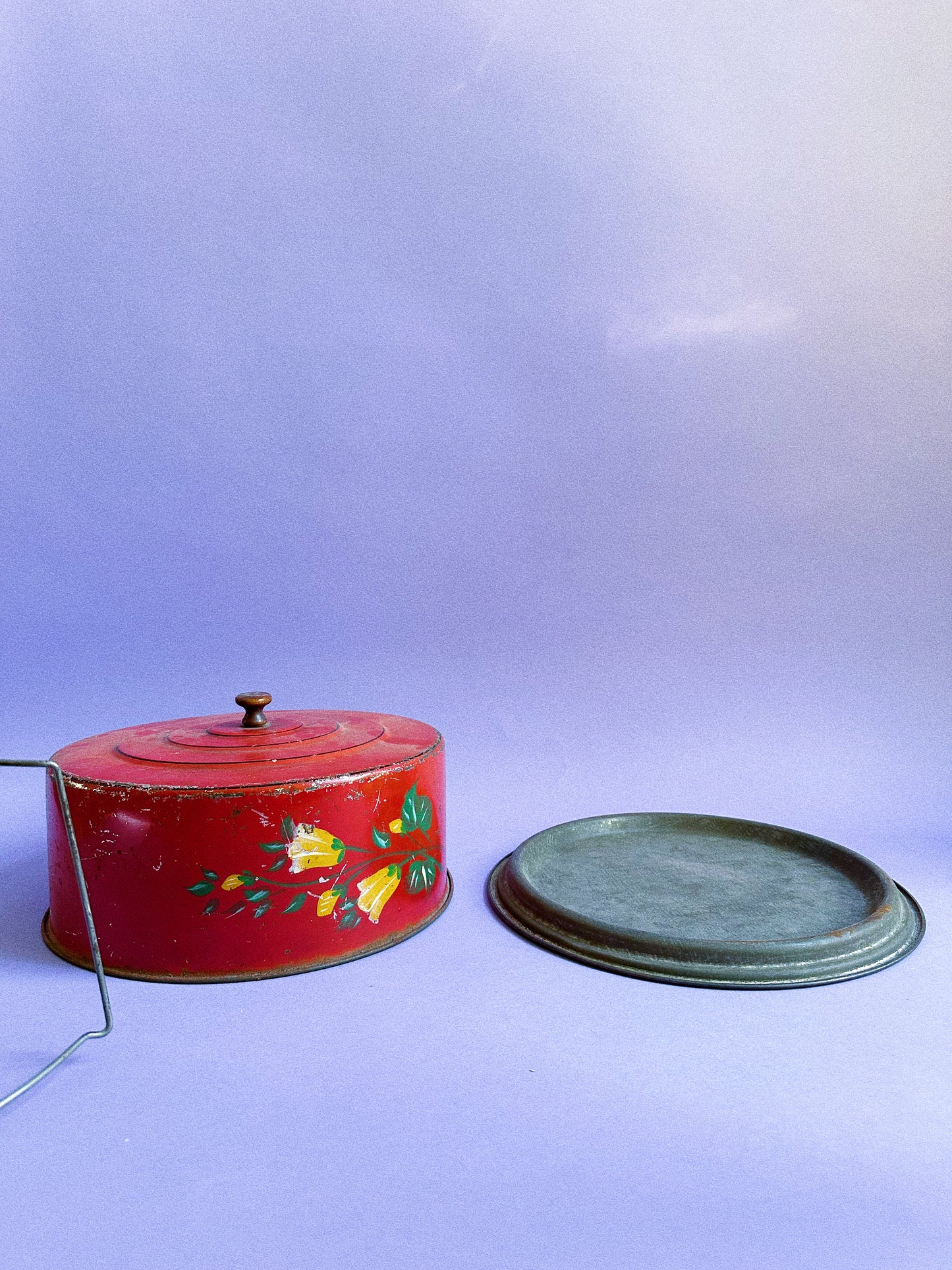 Red Antique Metal Cake Pan Carrier