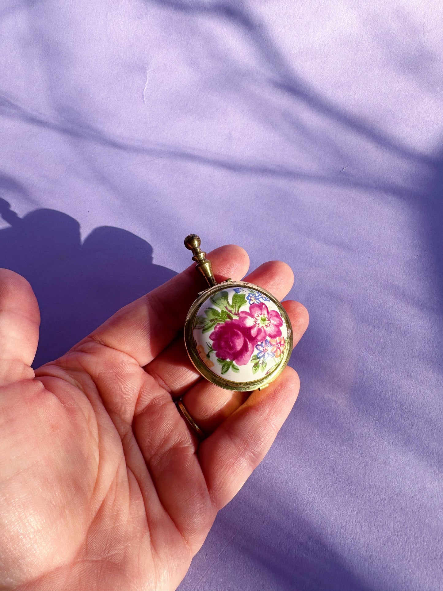 Vintage Personal Hand Held Ashtray Floral Pattern Motif Spring Lock Gold Tone