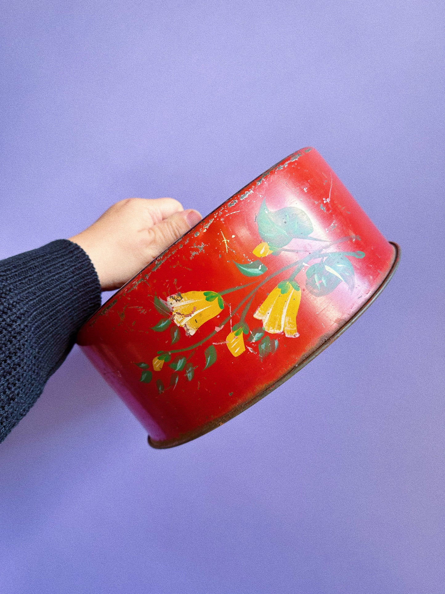 Red Antique Metal Cake Pan Carrier