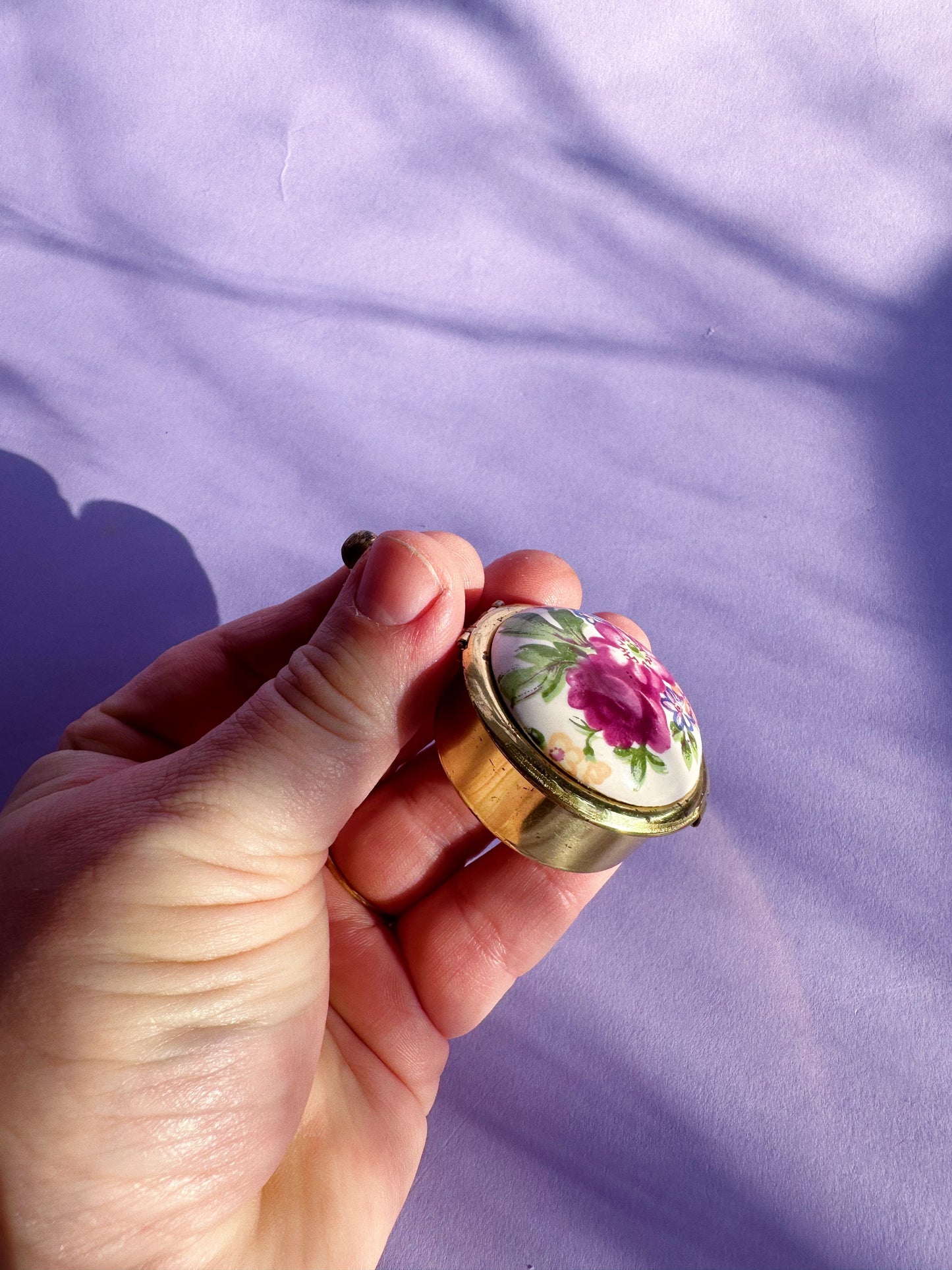 Vintage Personal Hand Held Ashtray Floral Pattern Motif Spring Lock Gold Tone